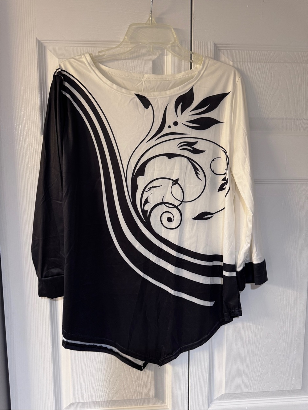 Women's Black & White Floral Graphic Long Sleeve Top